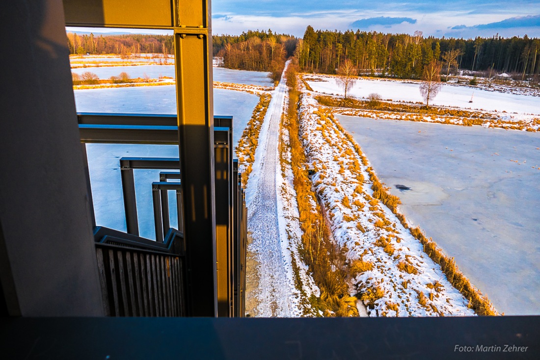 Foto: Martin Zehrer - Winter-Kontraste an der Himmelsleiter bei Tirschenreuth. Die untergehende Sonne verwandelt  die Weiherlandschaft in ein gold-weiß-farbenes Winterbild 