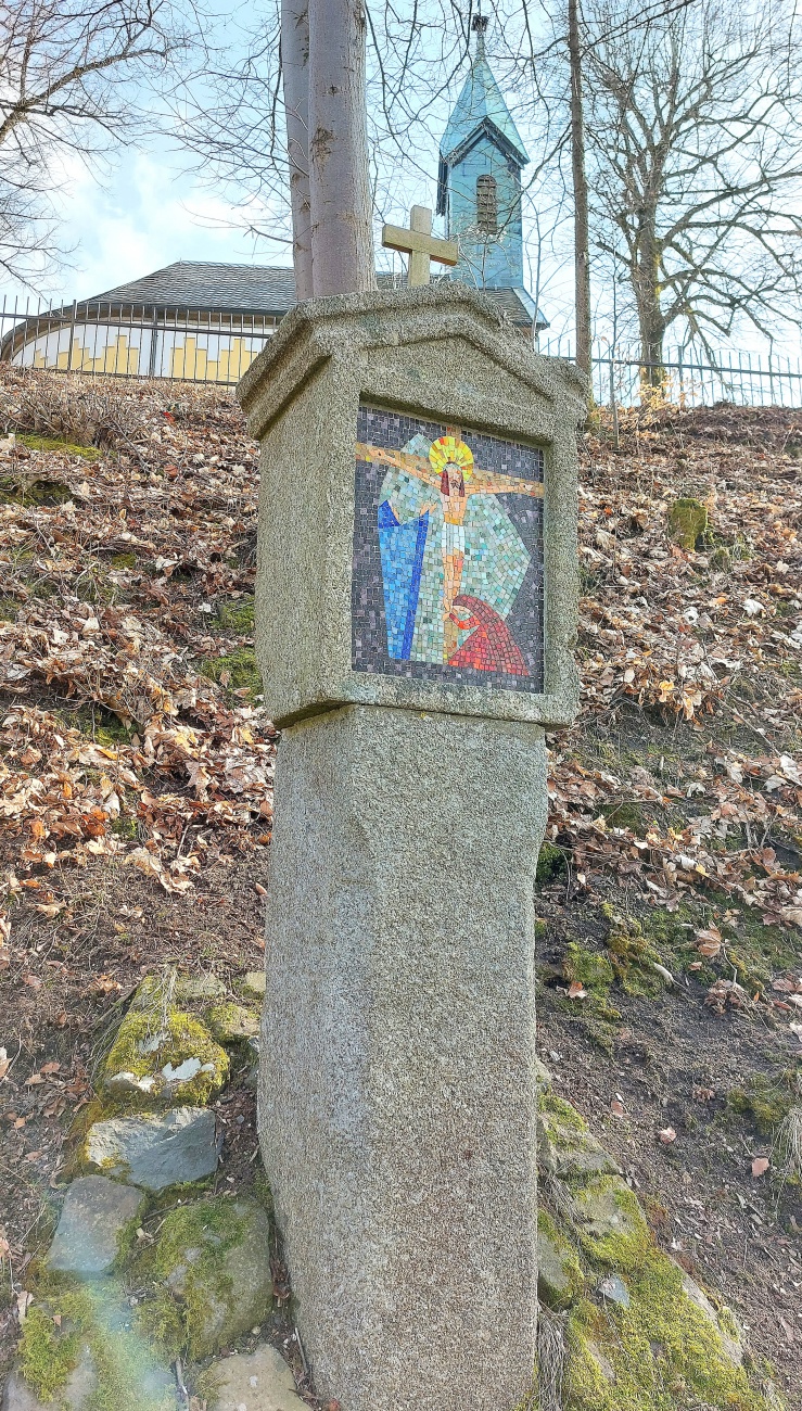 Eine Station des Kreuzweges, die hoch zur Aussichtsplattform des Vulkankegels am Wegesrand  steht.