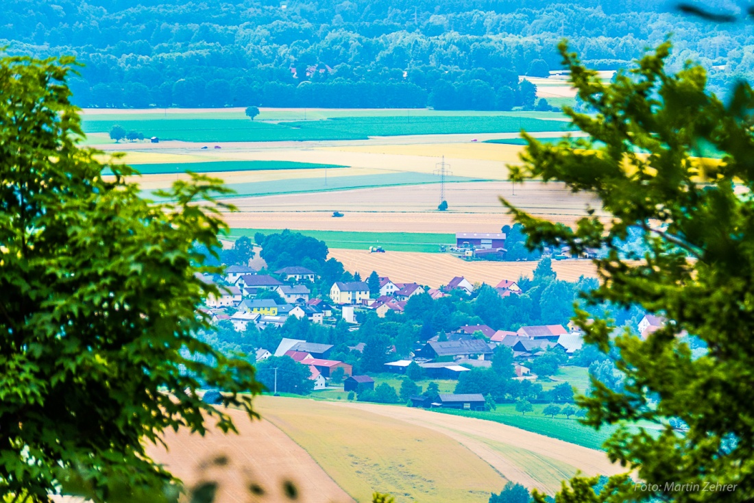 Foto: Martin Zehrer - Der Blick vom Armesberg runter... Was ist das für eine Ortschaft?! 