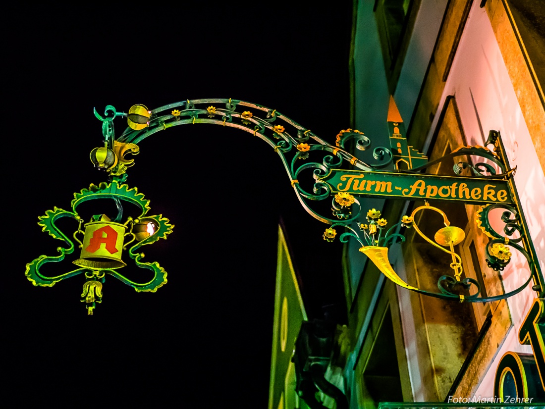 Foto: Martin Zehrer - Turm-Apotheke Nachts in Kemnath...<br />
Wenn man mal genauer hinguckt, erkennt man die kunstvolle Arbeit an diesem Aushänger in Kemnath... 