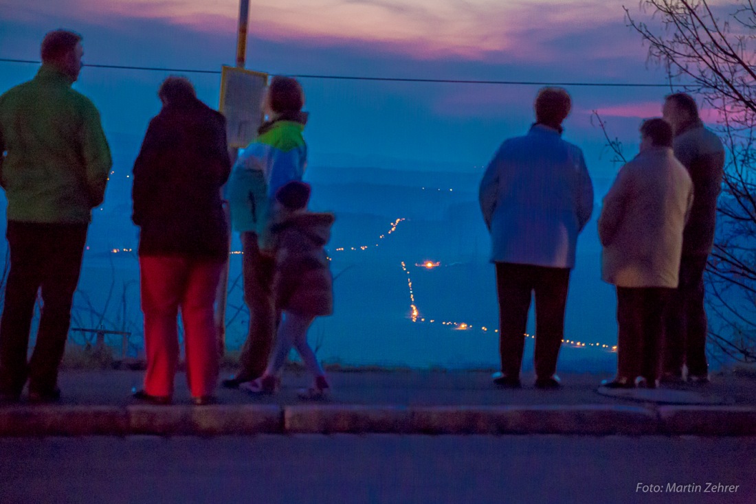 Foto: Martin Zehrer - 29. März 2014... viele Menschen versammelten sich auf dem Zinster Hügel um die Lichterkette zwischen Zinst und Kulmain zu sehen. 