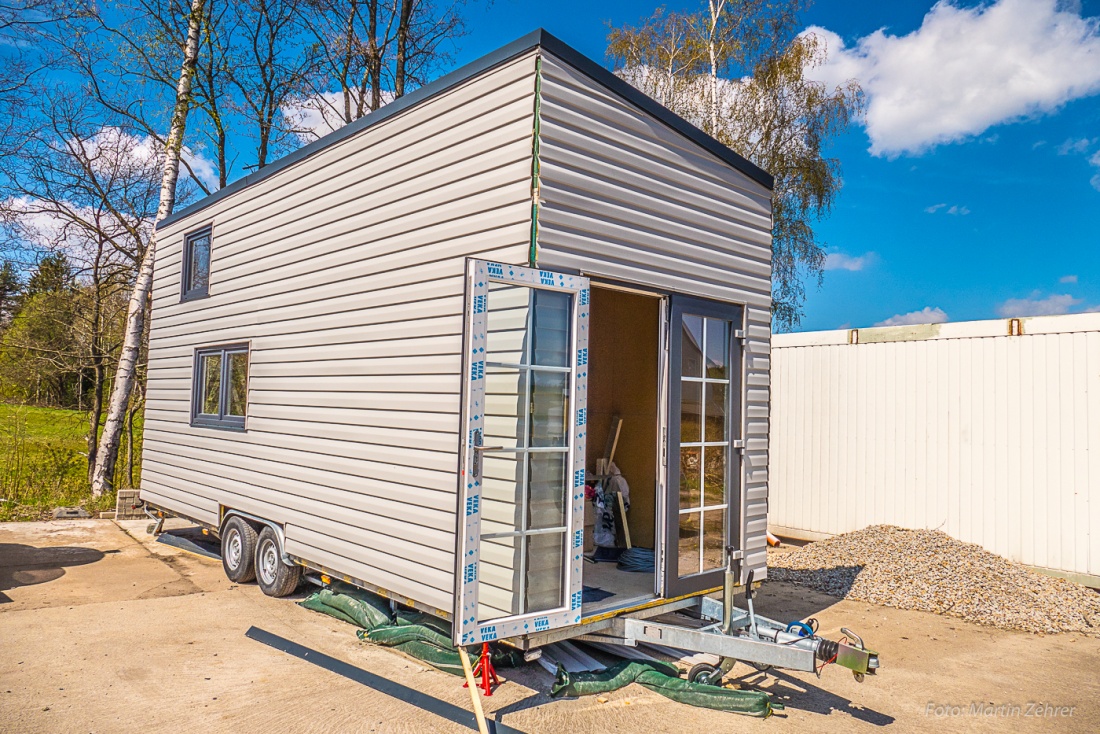 Foto: Martin Zehrer - Neuer Standort! <br />
Der Bürgermeister von Mehlmeisel, Franz Tauber, hat den beiden Tiny-House-Gurus Stefanie und Phillip kostenlos einen Platz für das innovative Wohnkonzep 