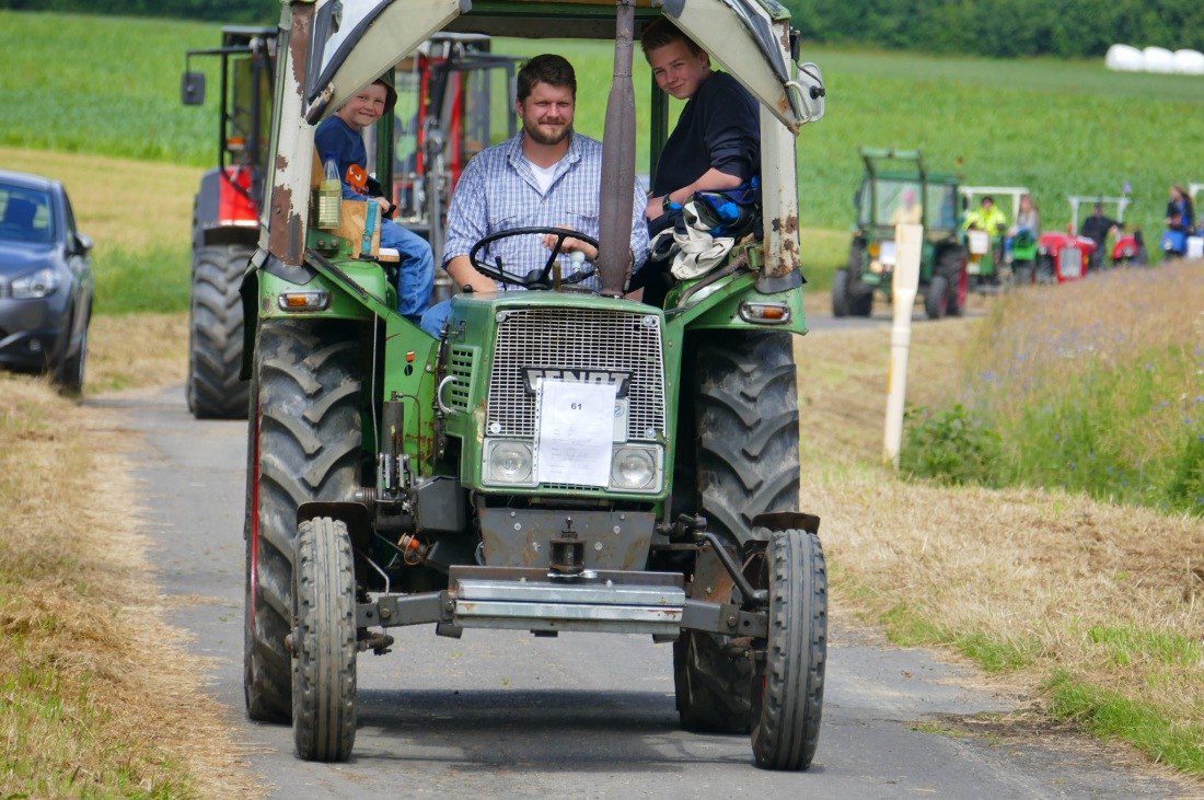 Foto: Martin Zehrer - Traktortreffen 2016 in Oberwappenöst<br />
Trotz Regen am Vormittag kamen an diesem Sonntag ca. 120 Oldtimer-Bulldogs und unzählige Besucher. Zum Mittag hin klarte das Wetter  