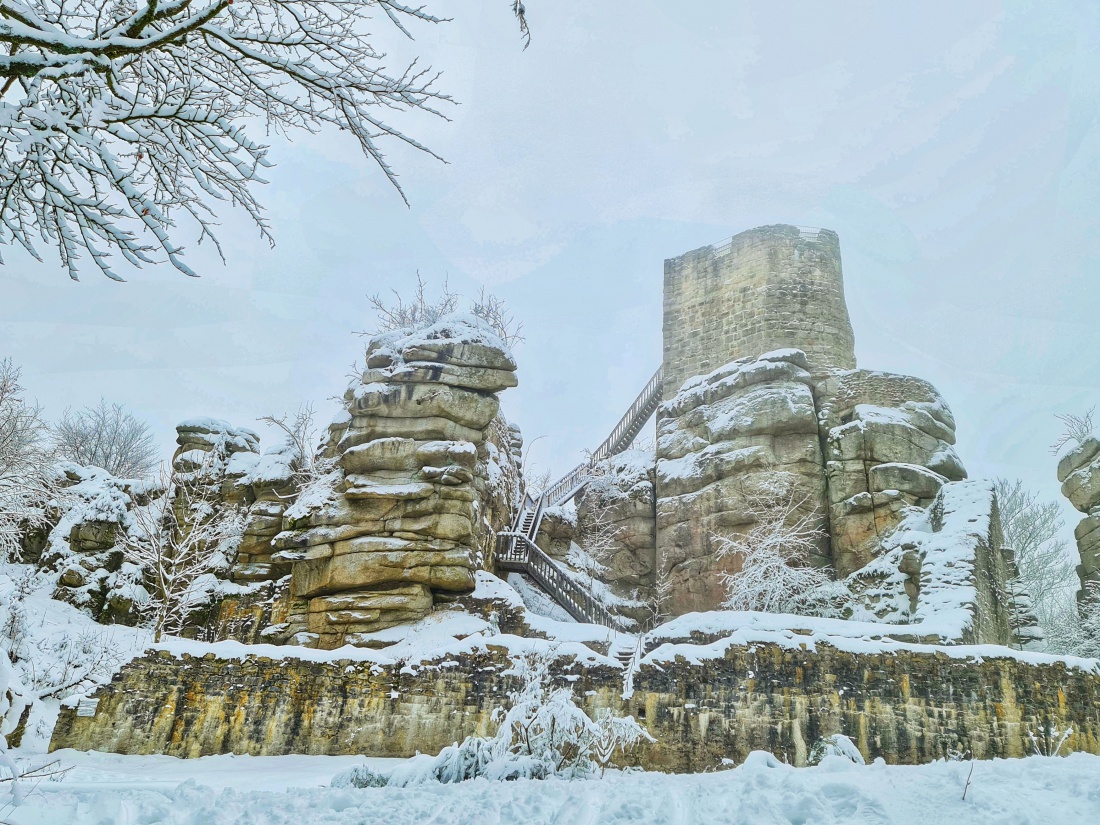 Foto: Jennifer Müller - Es hat wieder geschneit :-)<br />
Nichts wie raus in die wunderschöne Natur!<br />
Heut gehts rauf zur Burgruine Weißenstein. Auf krachendem Schnee durch den Winter-Weihnachts-Wald 