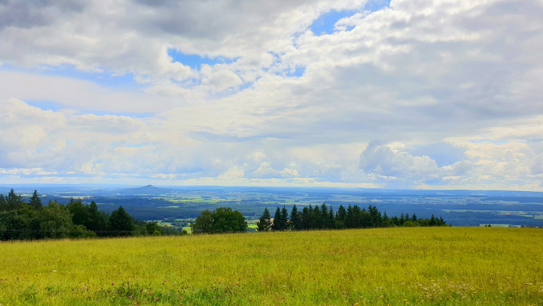 Foto: Martin Zehrer - On the road again... mit dem ebike auf dem Poppenberg.<br />
Die Aussicht übers Land bis zum Rauhen Kulm ist einmalig.<br />
Hinten am Horizont werfen die Regenwolken ihre nasse La 