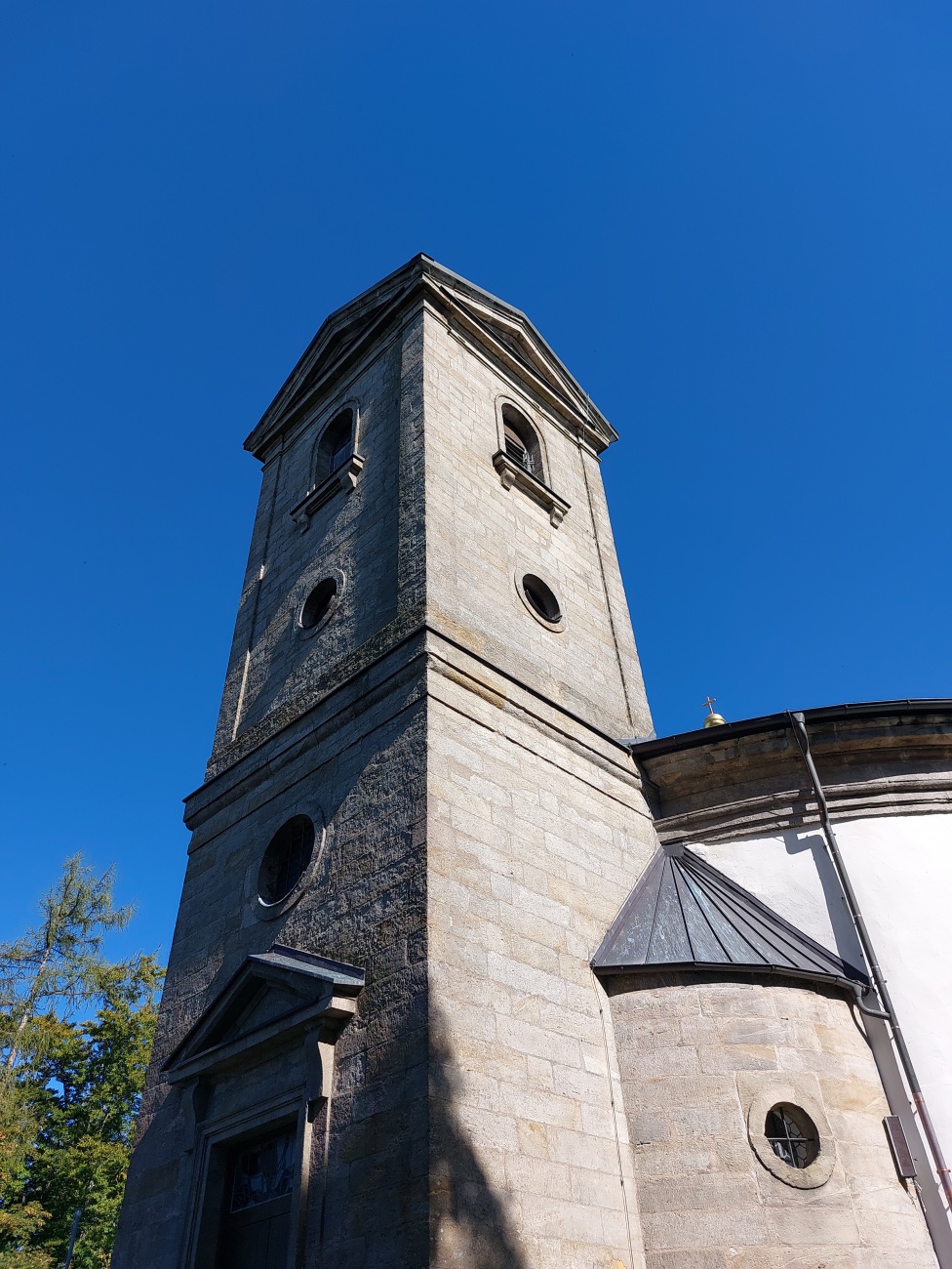 Foto: Martin Zehrer - Die Wallfahrtskirche Armesberg besticht durch ihre beeindruckende Bauweise und historische Bedeutung. <br />
Diese Kirche,malerisch in die Landschaft eingebettet, ist ein beli 