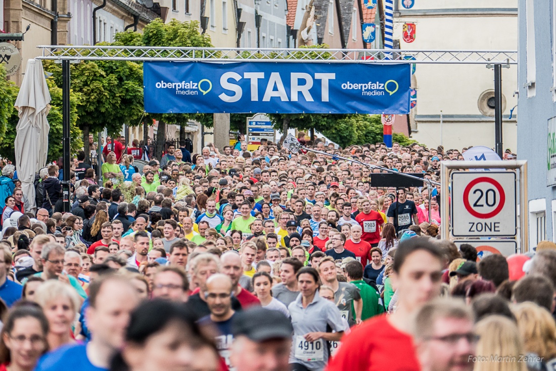 Foto: Martin Zehrer - Das Mittelfeld durchläuft die Startlinie...<br />
<br />
Nofi-Lauf 2017: Start am Stadtplatz und Ziel beim Siemens... 5,9 Kilometer durch Kemnath und rund herum. Mehr als 8000 Teil 