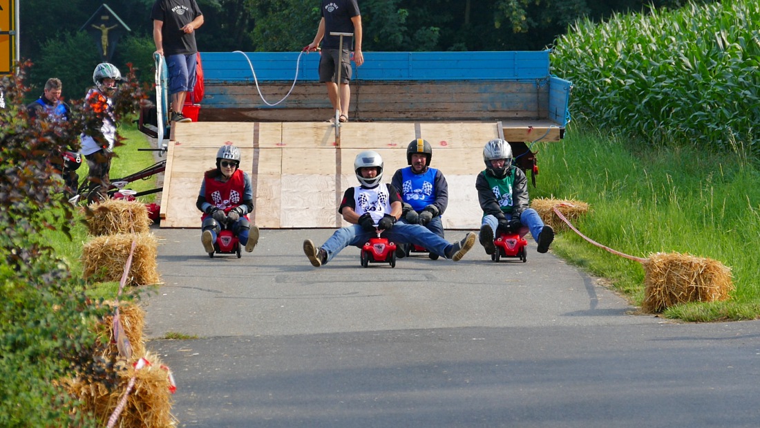 Foto: Martin Zehrer - Der mmörderische Kampf um die beste Position vor der ersten Kurve!<br />
<br />
Genial - Die legendären Bobbycar Meisterschaft in Preißach. <br />
"Den of Vice" veranstaltete heute das  