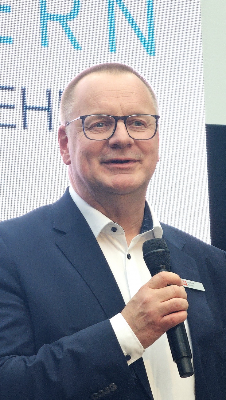 Wolfram Münch eröffnet den KI-Zukunftstag in Bayreuth

Gemeinsam mit Dr. Michael Hohl eröffnete Wolfram Münch den KI-Zukunftstag in Bayreuth und begrüßte die zahlreichen Teilnehmenden zur ausverkauften Veranstaltung.

In seiner Ansprache unterstrich er die wachsende Bedeutung von Künstlicher Intelligenz für Unternehmen und die regionale Wirtschaft. Als Vorstandsvorsitzender der Sparkasse Bayreuth betonte er insbesondere die Rolle von Innovation, Digitalisierung und zukunftsorientierten Investitionen für nachhaltigen wirtschaftlichen Erfolg.

Die gemeinsame Eröffnung setzte den inhaltlichen Rahmen für einen Nachmittag voller Impulse, Praxiswissen und Austausch. Dabei wurde deutlich, wie wichtig es ist, Unternehmen frühzeitig für die Chancen und Aufgaben der KI zu sensibilisieren und ihnen konkrete Orientierung zu bieten.

Mit seinem Engagement unterstrich Wolfram Münch die Bedeutung solcher Veranstaltungsformate für die Region und leistete einen wichtigen Beitrag zu einem gelungenen Auftakt des KI-Zukunftstags in Bayreuth.