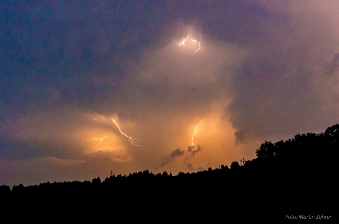 Foto: Martin Zehrer - Gewitter übern Zinster Himmel am 7. Juli 2015 abends. Scheinbar erreichten die Blitze nicht den Erdboden, sondern zuckten von Wolke zu Wolke. Erst ca. eine halbe Stunde s 