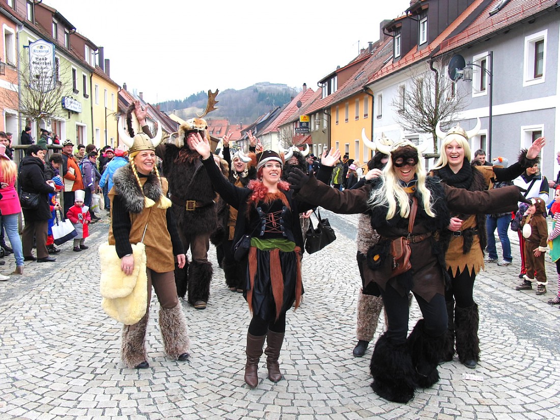 Foto: Martin Zehrer - Wikinger Frauen beim 42. Faschingszug durch Waldeck  