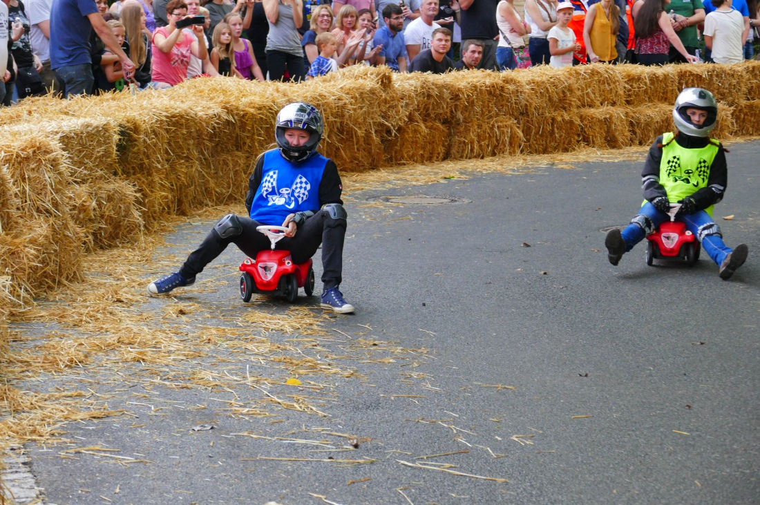 Foto: Martin Zehrer - Genial - Die legendären Bobbycar Meisterschaft in Preißach. <br />
"Den of Vice" veranstaltete heute das 3. Bobbycar-Rennen durch die Ortschaft Preißach. <br />
Zig Starter rasten  