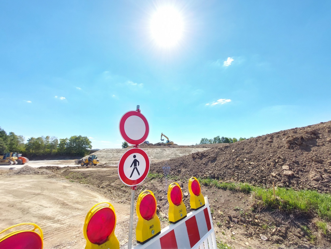 Foto: Martin Zehrer - Kemnath baut:<br />
Realschul-Baustelle an der Straße zwischen Kemnath und Berndorf in der Nähe zum Friedhof.<br />
<br />
8. August 2022 