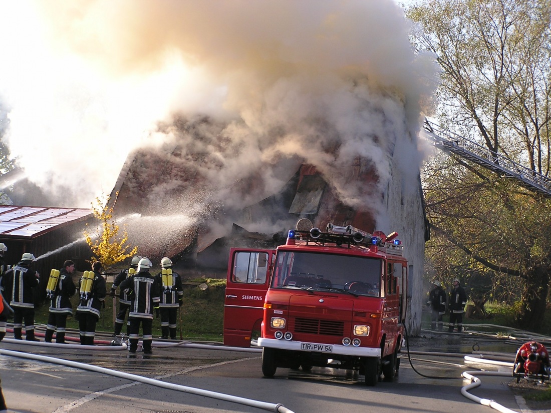 Foto: Martin Zehrer - Die Feuerwehr im Einsatz... Zum Glück wurde der damals 79-jährige Bewohner durch W. Prieschenk gerettet.<br />
<br />
Bis auf die Mauern brannte im Oktober 2003 das älteste Haus in 