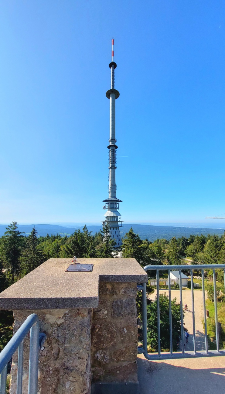 Foto: Martin Zehrer - Ganz oben angekommen... der Ausblick vom Asenturm geht weit übers Fichtelgebirge hinweg.<br />
Es ist auch der Funkturm zu erkennen. 