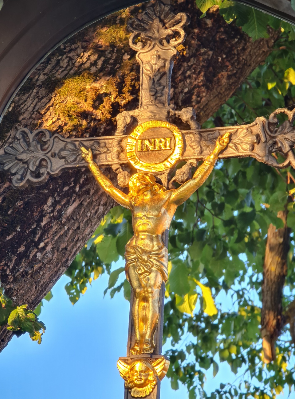 Feldkreuz beim Anzenstein in der warmen Abendsonne