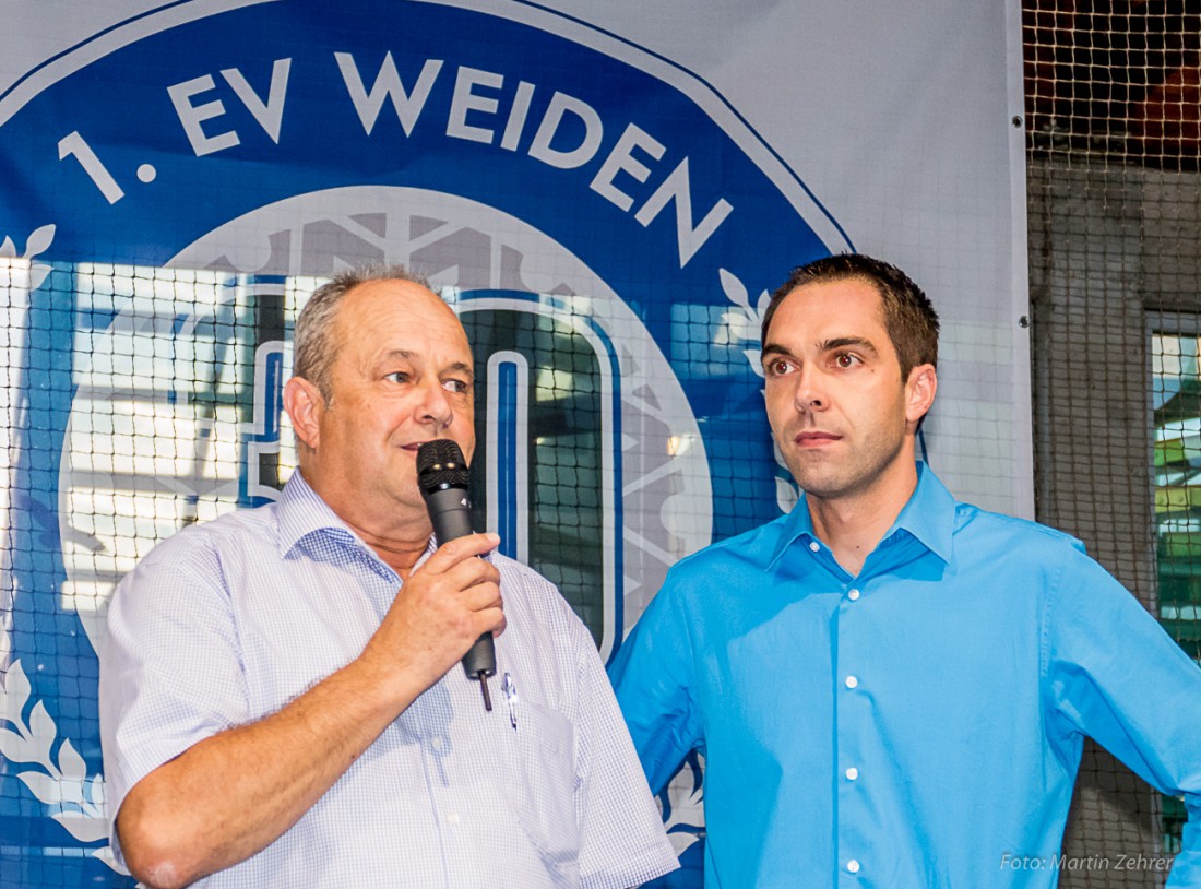 Foto: Martin Zehrer - Zum 30-jährigen Vereinsjubiläums des EV Weidens: Der Vita FinanzService Tobias Schieder bleibt Hauptsponsor der Blue Devils. Der Finanz- und Versicherungsexperte aus Alte 