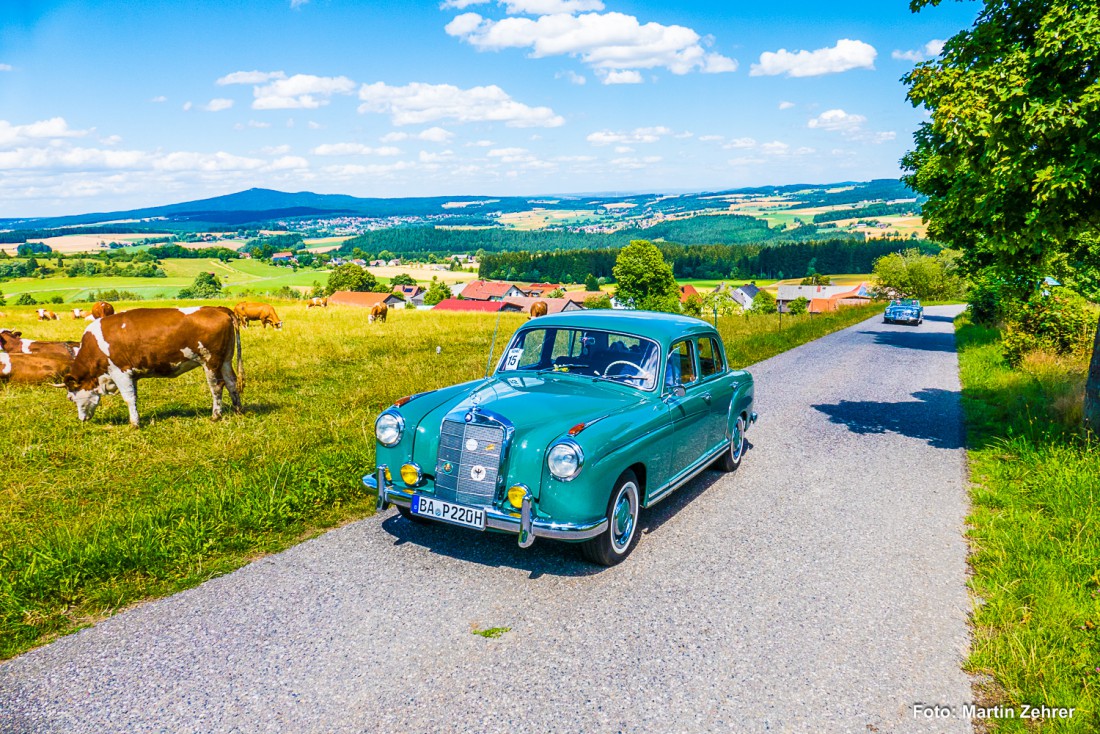 Foto: Martin Zehrer - Oldtimertreffen auf dem Armesberg. Die Wunsiedler wählten das Mesnerhaus Armesberg als Ziel der Oldtimerrundfahrt aus. <br />
 