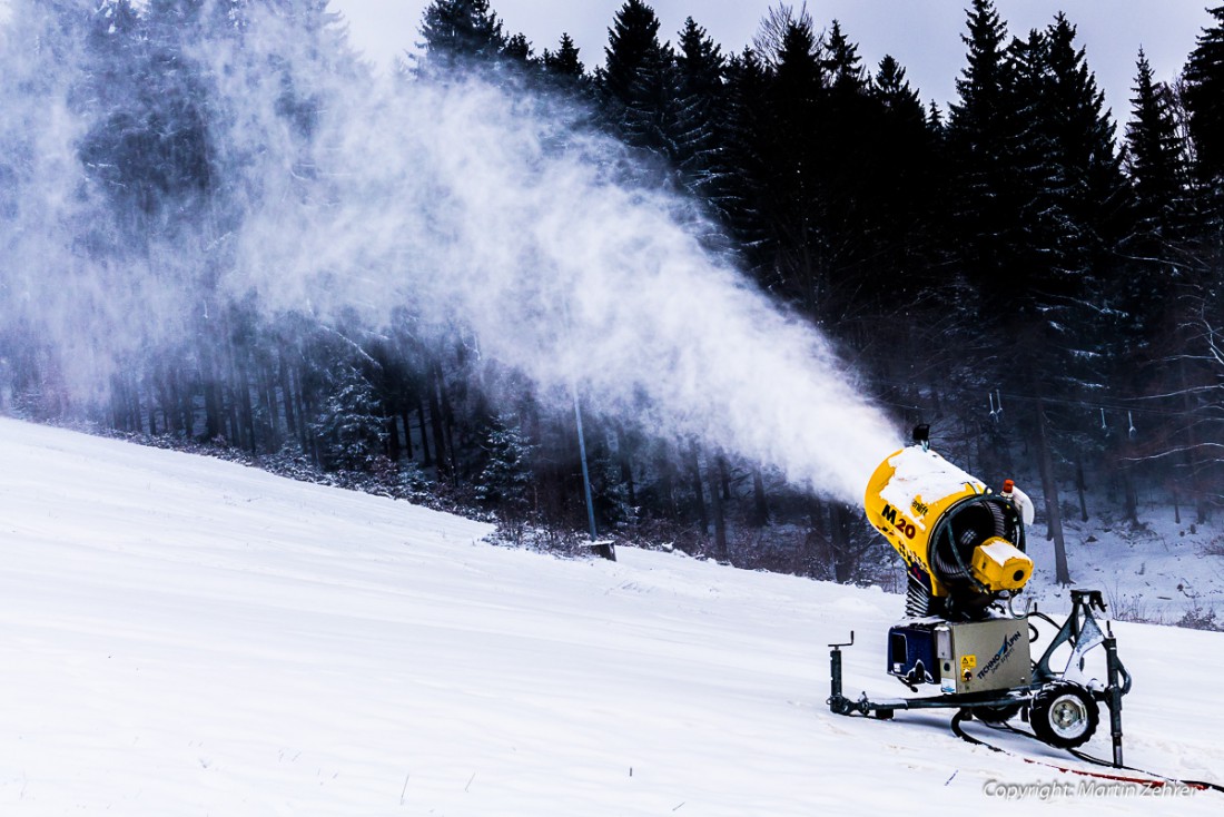 Foto: Martin Zehrer - Schneekanone am Klausen-Lift bei Mehlmeisel. <br />
Foto vom 3. Januar 2016 