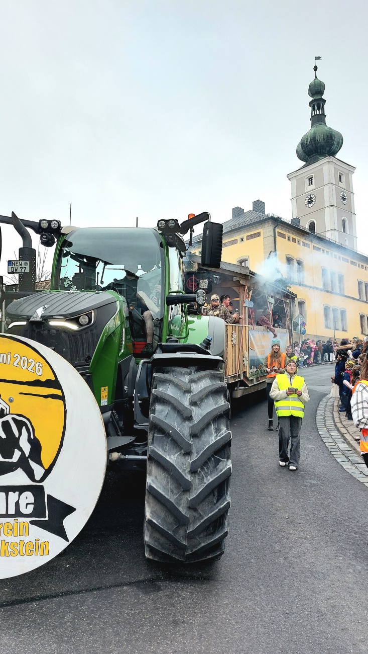 Der Burschenverein Parkstein, unterwegs mit schwerem Zugfahrzeug und perfektem Gaudiwagen...

Faschingszug Pressath 2026
