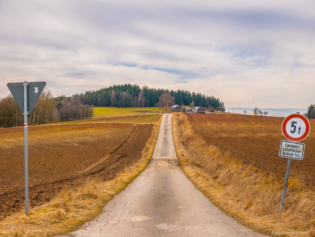 Foto: Martin Zehrer - Die Straße zum Anzenstein hoch.<br />
<br />
1. Frühlingsradtour am 11. März 2018<br />
<br />
Von Kemnath, Neusteinreuth, Schönreuth, Köglitz, Atzmannsberg, Neuenreuth, Altköslarn, Kastl, w 