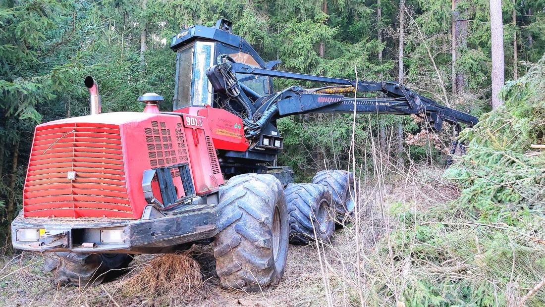 Waldmaschinen Harvester und moderne Waldarbeit

Moderne Waldarbeiterf benötigt leistungsstarke Technik und erfahrene Fachkräfte. Eine zentrale Rolle spielt dabei der Harvester. Diese spezialisierte Waldmaschine übernimmt das Fällen Entasten und Ablängen von Bäumen in einem durchgängigen Arbeitsprozess. Dadurch wird die Holzernte effizient sicher und wirtschaftlich umgesetzt.

Der Harvester bewegt sich auf großen geländegängigen Reifen auch in anspruchsvollem Gelände sicher durch den Bestand. Mit seinem langen Kranarm greift er den Baumstamm fixiert ihn und trennt ihn kontrolliert am Stammfuß. Anschließend wird der Stamm direkt im Harvesterkopf entastet und auf die gewünschte Länge zugeschnitten. Diese präzise Arbeitsweise ermöglicht eine optimale Holzausbeute und reduziert unnötige Beschädigungen am verbleibenden Bestand.

Moderne Waldmaschinen sind mit leistungsstarken Motoren und intelligenter Messtechnik ausgestattet. Digitale Systeme unterstützen den Maschinenführer bei der genauen Vermessung des Holzes und sorgen für eine exakte Sortierung nach Länge und Durchmesser. So können unterschiedliche Holzsortimente effizient bereitgestellt werden.

Neben der Technik steht in der Waldarbeit immer auch die Verantwortung für Natur und Umwelt im Mittelpunkt. Durch den gezielten Einsatz von Harvestern werden Arbeitsabläufe gebündelt und Wege minimiert. Das schont den Waldboden und trägt zu einer nachhaltigen Bewirtschaftung bei. Eine fachgerechte Planung der Rückegassen und eine bodenschonende Fahrweise sind dabei entscheidend.

Professionelle Waldarbeit verbindet moderne Technik mit forstlichem Fachwissen. So entsteht eine nachhaltige Holznutzung die sowohl ökonomische als auch ökologische Aspekte berücksichtigt. Der Harvester ist dabei ein unverzichtbares Werkzeug für eine zeitgemäße und verantwortungsvolle Forstwirtschaft.
