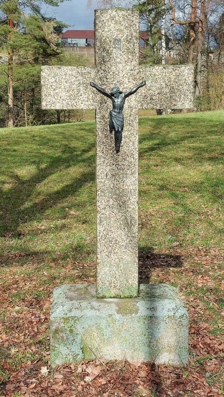 Ein Kreuz am Wegesrand...

Am 24. Februar 2026 war das Wetter bei Kemnath sehr frühlingshaft.
Die Temperatur lag so ca. bei +14 Grad, die Vögel pfiffen um die Wette und es lag der Duft von frisch aufgetauter Erde in der Luft.
Die Wolken wetteiferten mit der Sonne um die Vorherrschaft.
