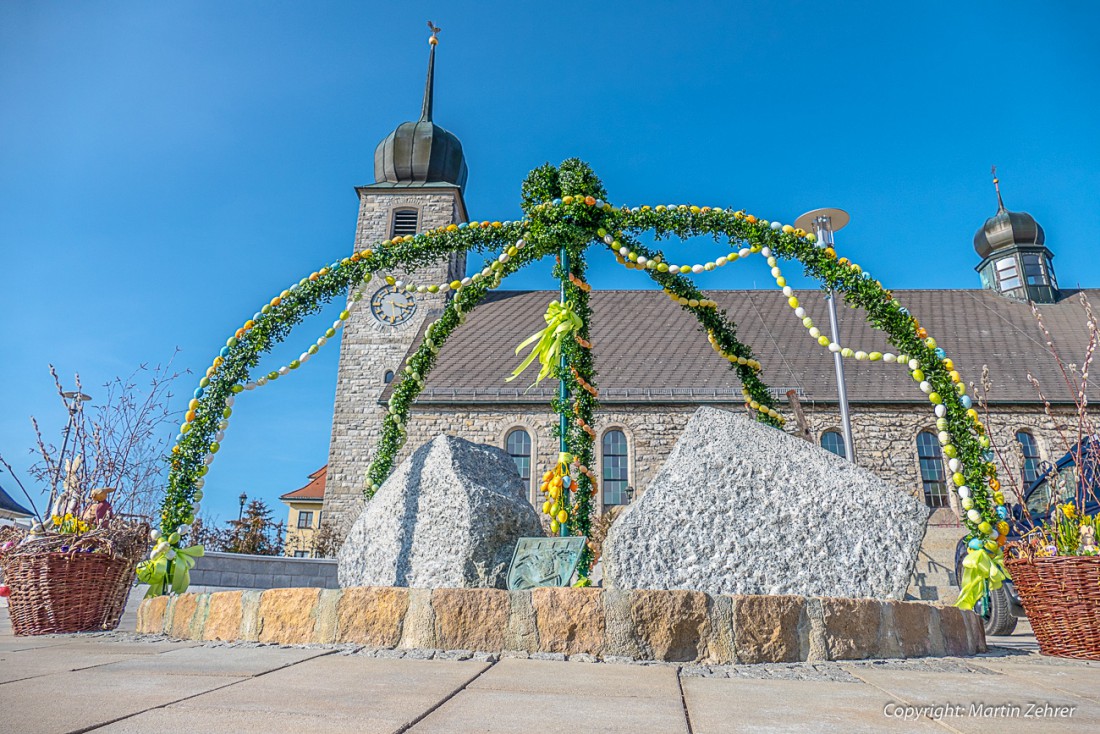 Foto: Martin Zehrer - Osterbrunnen von Neusorg mit Kirche im Hintergrund 