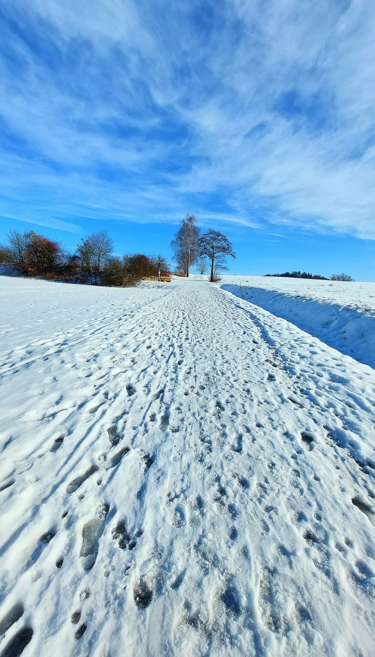 Spuren im Schnee!

Winter-Wanderung um Kemnath.
Herrlicher Sonnenschein, schneebedeckte Wiesen/Äcker und die ersten Vögel hört man singen.

Bei ca. +3 Grad Temperatur ein sehr angenehmes Wetter zum Genießen.