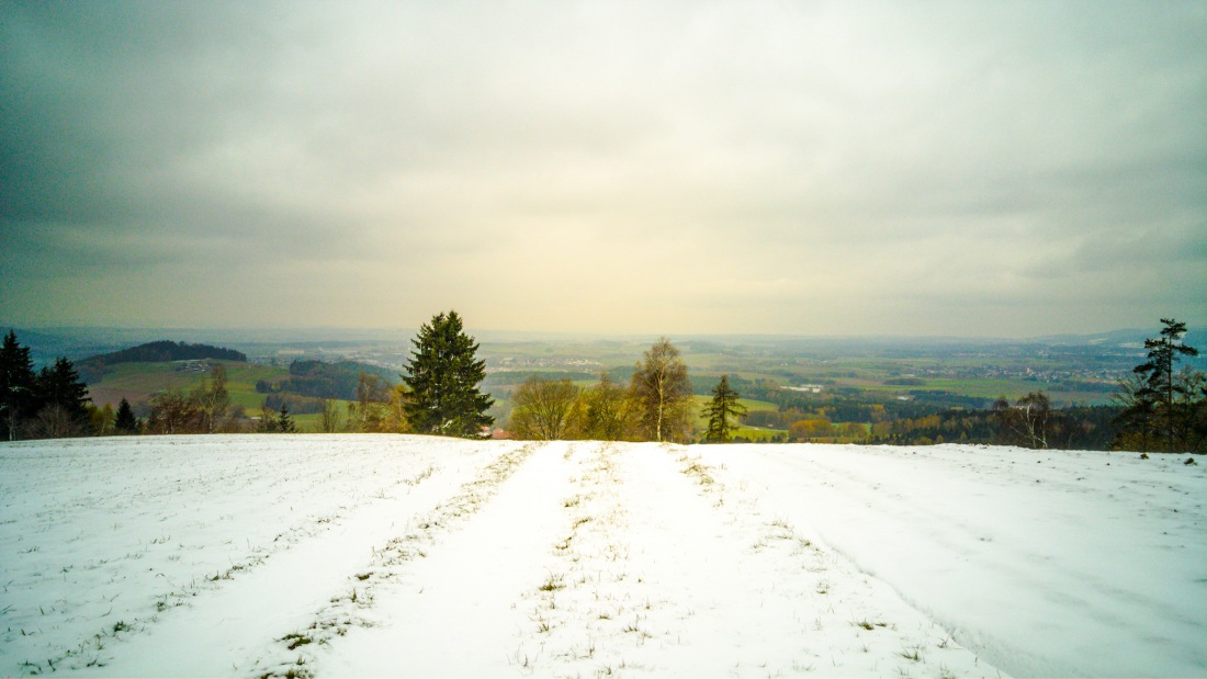Foto: Martin Zehrer - Oben Schnee und drunten grüne Landschaft...<br />
Der Blick von Godas ins kemnather Land  