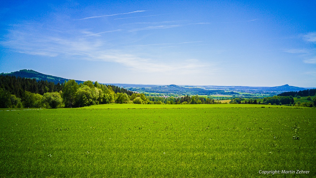 Foto: Martin Zehrer - Was für ein Ausblick an einem wunderschönen Sonntag. Der linke Hügel, ein Vulkan-Kegel, ist der Armesberg, der kleine Hügel in der Mitte des Bildes ist der Anzenstein und 