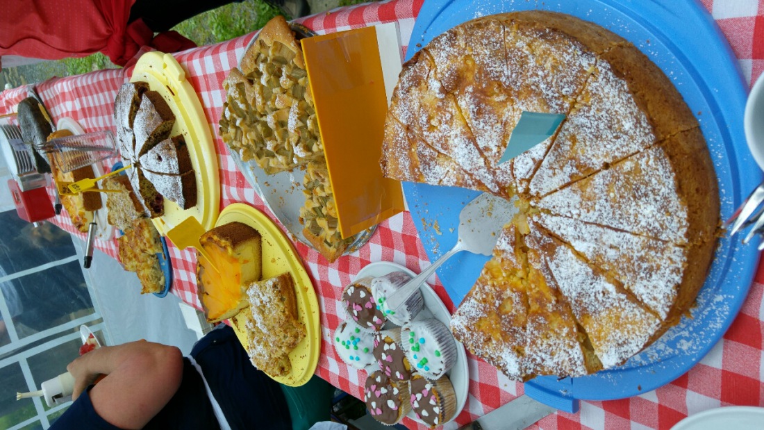 Foto: Martin Zehrer - Hmmmmmm....gutes Kuchenbuffet am Grassemann zum Kräuterfest 