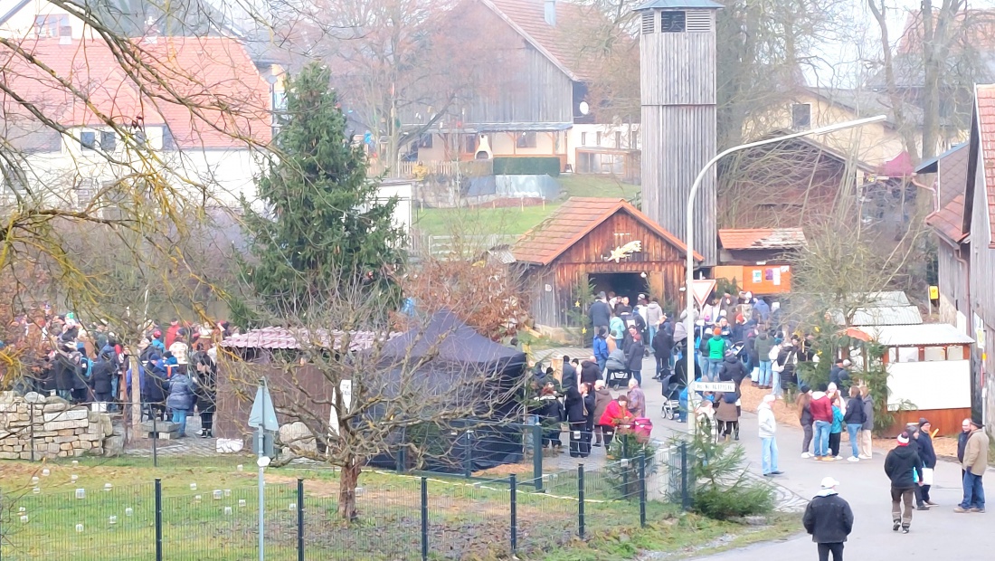 Foto: Martin Zehrer - Wunderschöne Dorfweihnacht in Röthenbach bei Thumsenreuth.<br />
Die ersten Besucher sind da... 