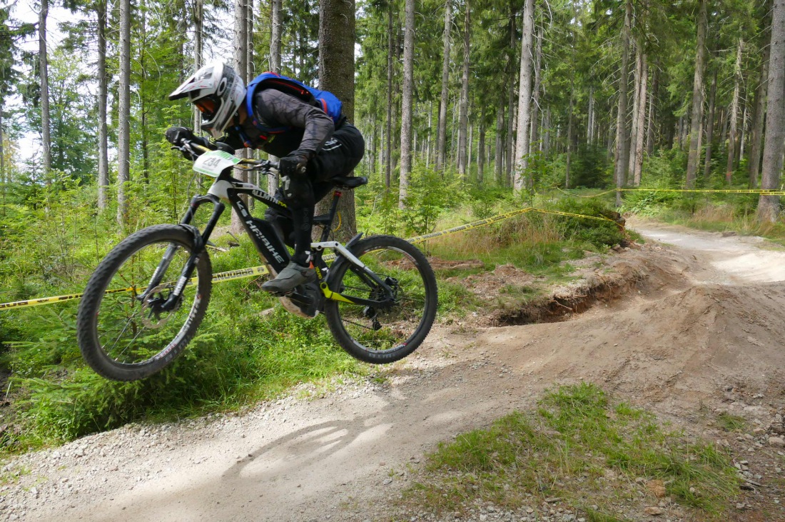 Foto: Martin Zehrer - Den Ochsenkopf hinunter rasen ;-)<br />
<br />
Heute ist Training und Startplatz-Rausfahren für morgen. Dieser Lauf zählt zur Enduro one Serie und wird auf der Downhillstrecke am O 