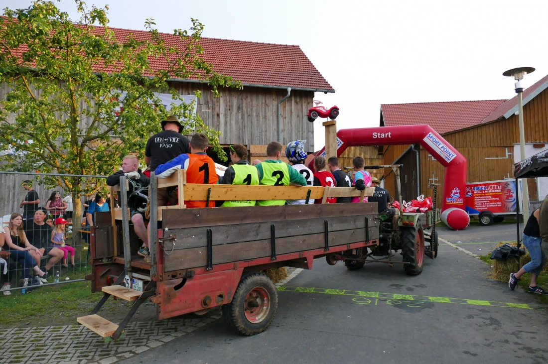 Foto: Martin Zehrer - Genial - Die legendären Bobbycar Meisterschaft in Preißach. <br />
"Den of Vice" veranstaltete heute das 3. Bobbycar-Rennen durch die Ortschaft Preißach. <br />
Zig Starter rasten  