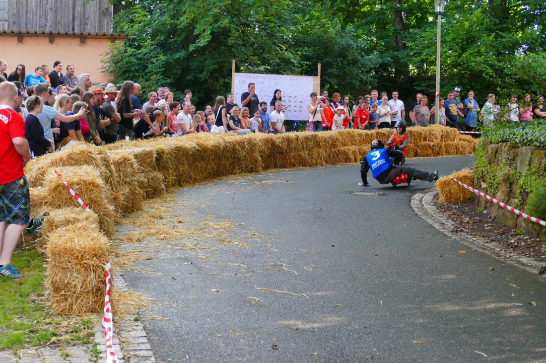 Foto: Martin Zehrer - Genial - Die legendären Bobbycar Meisterschaft in Preißach. <br />
"Den of Vice" veranstaltete heute das 3. Bobbycar-Rennen durch die Ortschaft Preißach. <br />
Zig Starter rasten  