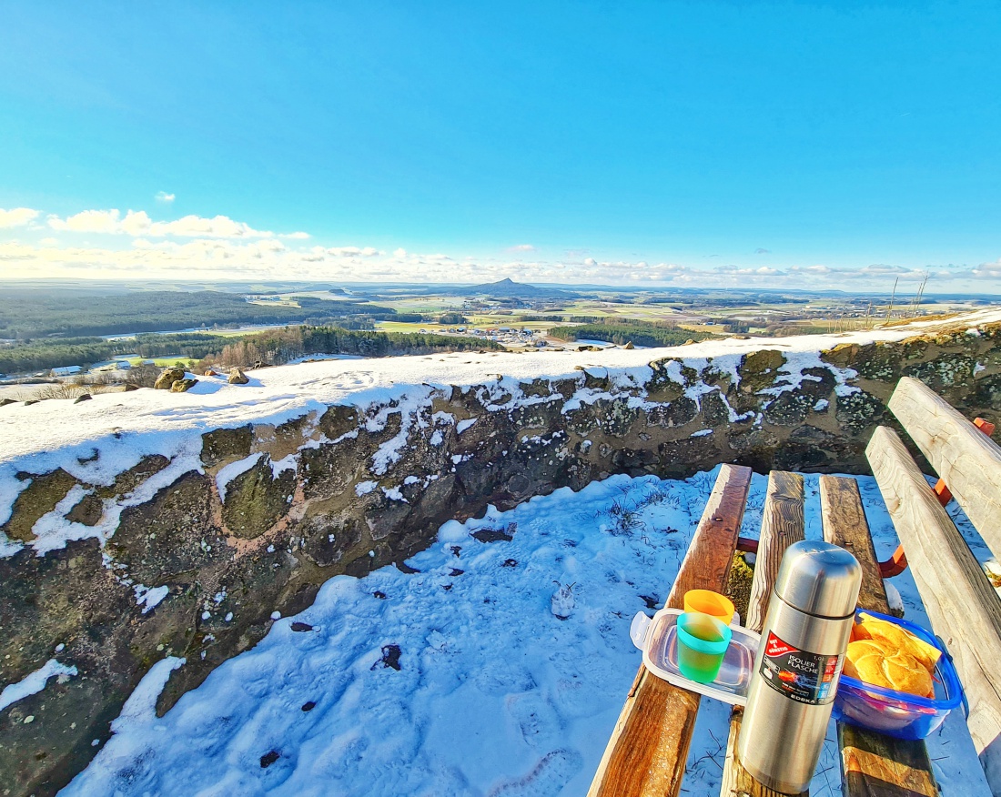 Foto: Jennifer Müller - Heilig-Dreikönig-Wanderung von Köglitz hoch zum Schlossberg. Absolutes Bilderbuchwetter und im Rucksack eine kleine Stärkung;-) 