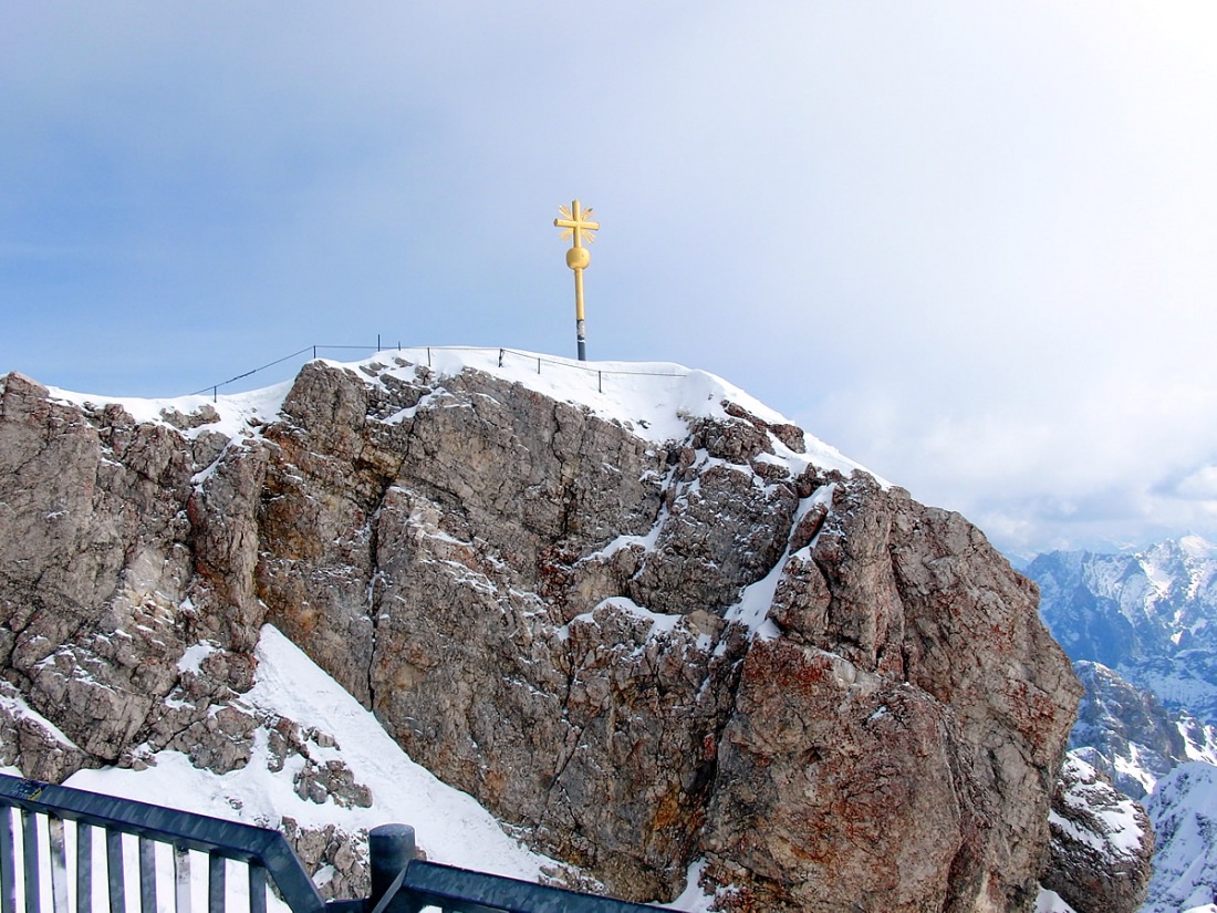 Foto: Martin Zehrer - Das Gipfelkreuz auf der Zugspitze...<br />
<br />
31.03.2011 - Unterwegs auf der Zugspitze 