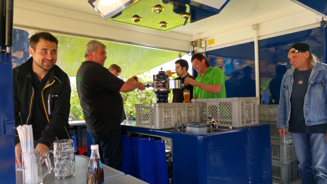 Foto: Martin Zehrer - Der Getränke-Ausschank beim hermannsreuther Backofenfest. Bestens organisiert werden die Besucher versorgt. 