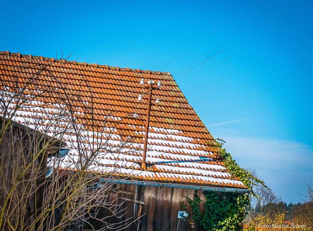 Foto: Martin Zehrer - Einmalig, wie vor 50 Jahren! Dieser Dachständer für die Stromversorgung steht irgendwo in Waldeck auf einem Scheunen-Dach.... 