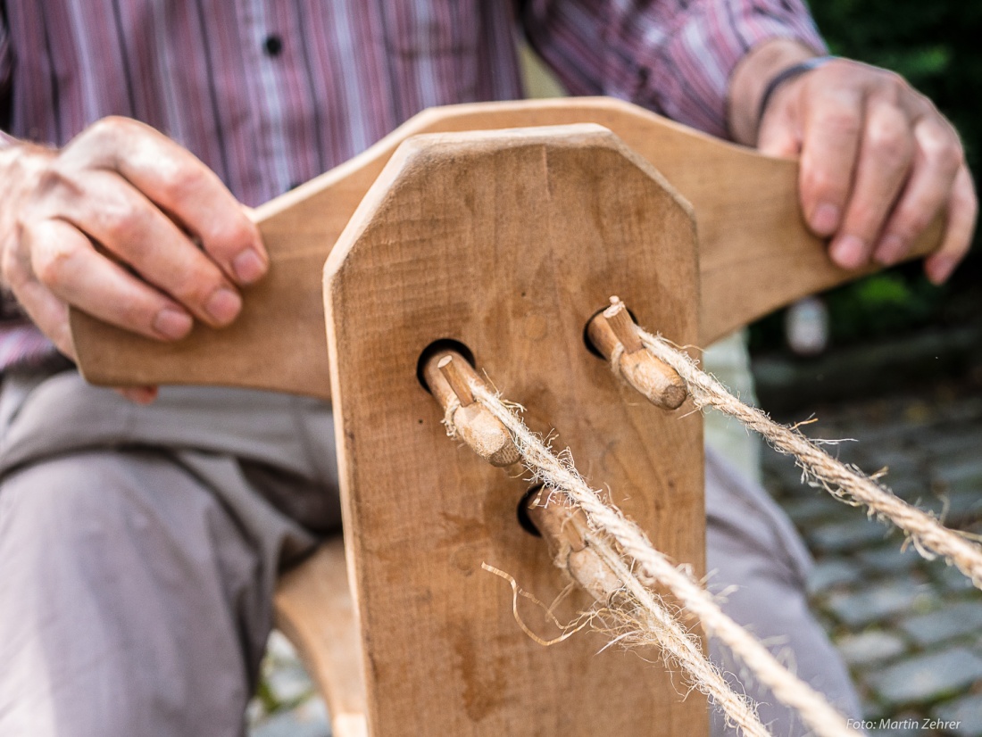 Foto: Martin Zehrer - Die einzelnen Schnüre werden zu kleinen Seilen verdrillt. Später werden die kleinen Stränge dann zu einem großen Seil gedreht. Gesehen auf dem kemnather Bauernmarkt... Da 