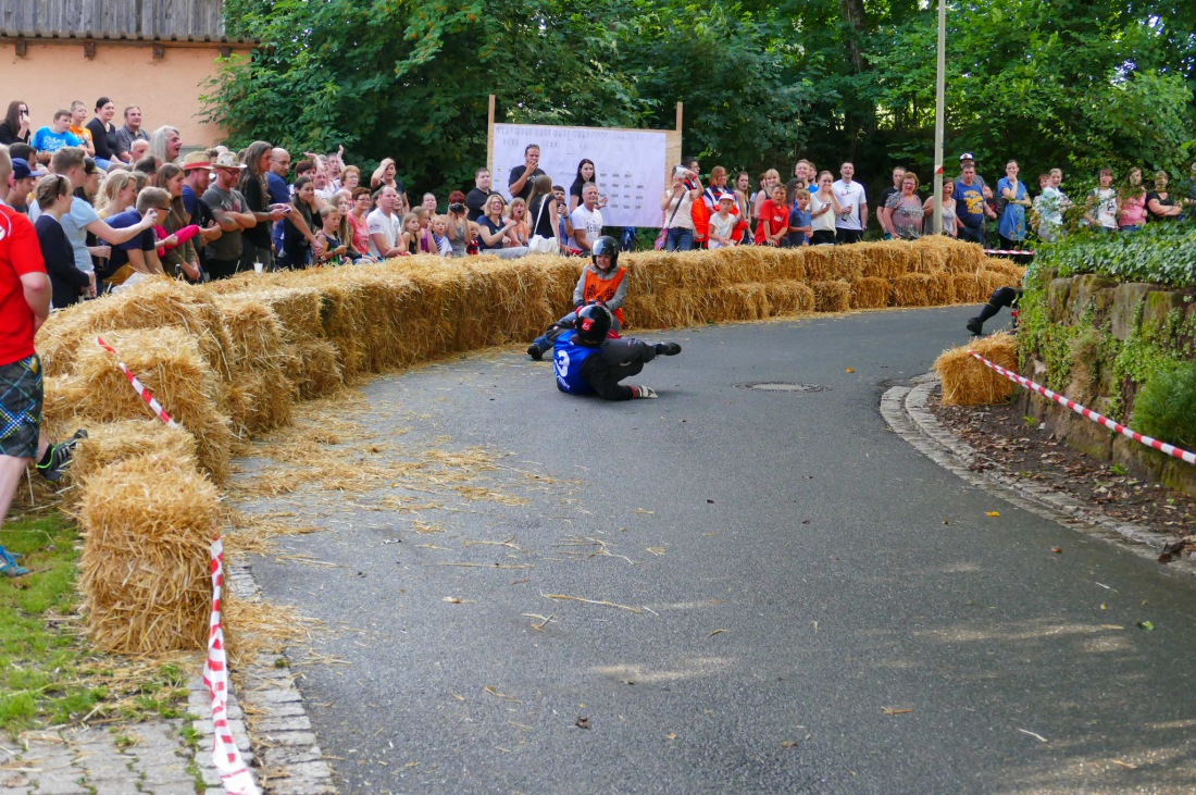 Foto: Martin Zehrer - Genial - Die legendären Bobbycar Meisterschaft in Preißach. <br />
"Den of Vice" veranstaltete heute das 3. Bobbycar-Rennen durch die Ortschaft Preißach. <br />
Zig Starter rasten  
