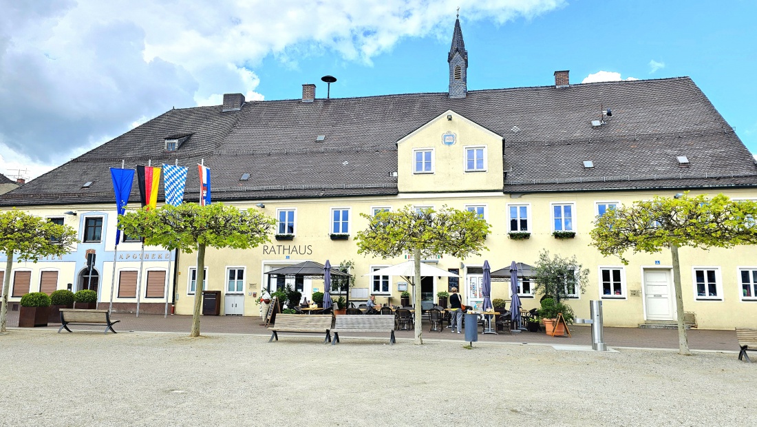 Das Rathaus aus den Eberhofer-Filmen in Niederkaltenkirchen / Frontenhausen.