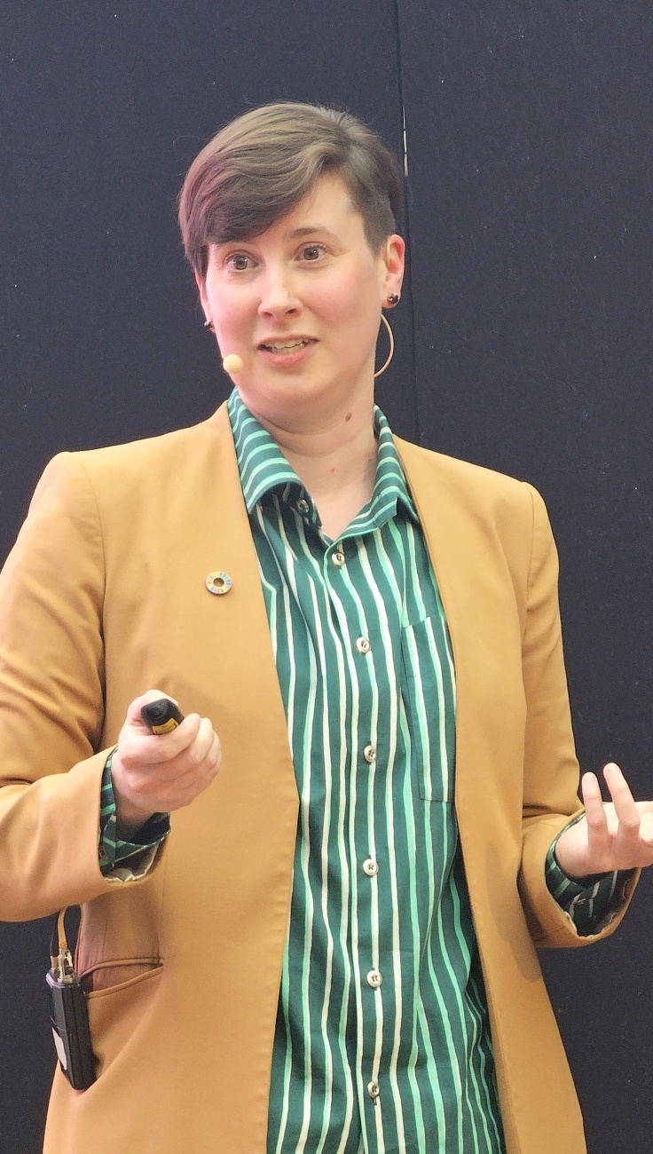 Marina Schmitz: Mehr Effizienz durch KI in der Praxis

Mit ihrem Vortrag "Mehr Effizienz in der Praxis" zeigte Marina Schmitz auf dem KI-Zukunftstag in Bayreuth, wie Unternehmen Künstliche Intelligenz gezielt einsetzen können, um ihre Arbeitsprozesse effizienter zu gestalten. Als Expertin für Nachhaltigkeitsmanagement bei der Polymundo AG verbindet sie wirtschaftliche Effizienz mit nachhaltigem Denken.

Im Mittelpunkt ihres Vortrags stand die praktische Anwendung von KI im Unternehmensalltag. Dabei machte sie deutlich, wie KI nicht nur als technisches Werkzeug, sondern auch als Sparringspartner und kreativer Impulsgeber genutzt werden kann. Anhand konkreter Beispiele veranschaulichte sie, wie Unternehmen neue Ideen entwickeln, Inhalte strukturieren und Entscheidungsprozesse unterstützen können.

Besonders wertvoll für die Teilnehmenden waren ihre praxisorientierten Tipps: Mit klaren Handlungsempfehlungen zeigte Marina Schmitz auf, wie sich KI sinnvoll in bestehende Abläufe integrieren lässt und welche Ansätze sich direkt im eigenen Unternehmen umsetzen lassen.

Der Vortrag verdeutlichte, dass Effizienzsteigerung durch KI kein abstraktes Ziel ist, sondern bereits heute greifbar und realisierbar ist. Die Teilnehmenden profitierten von konkreten Impulsen, die sowohl kurzfristig als auch langfristig Mehrwert schaffen können.