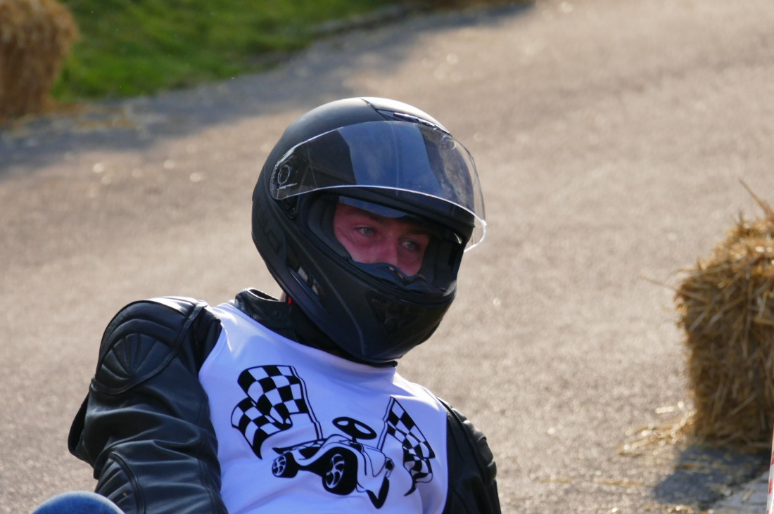 Foto: Martin Zehrer - Genial - Die legendären Bobbycar Meisterschaft in Preißach. <br />
"Den of Vice" veranstaltete heute das 3. Bobbycar-Rennen durch die Ortschaft Preißach. <br />
Zig Starter rasten  