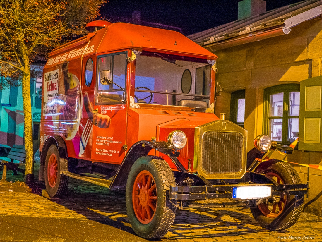 Foto: Martin Zehrer - Bekannt in Kemnath... der Bradwurst-Oldtimer auf dem kemnather candlelight-shopping am 8. Dezember 2018... 