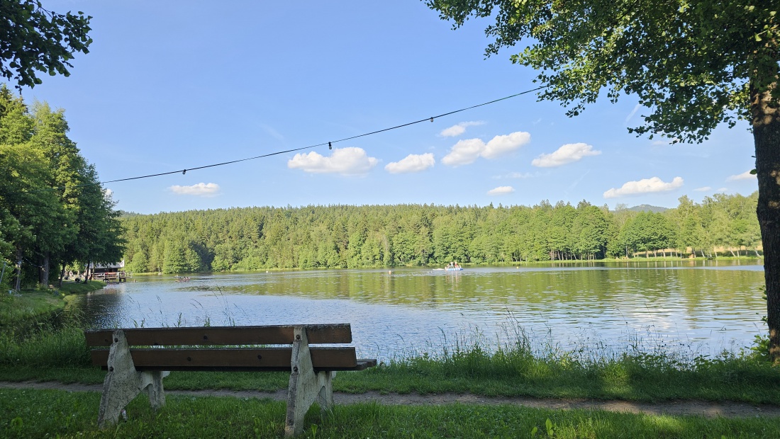 Herrlicher Nachmittag am Nagler Badesee.
Die Wassertemperatur wurde mit ca. 26 Grad angegeben.
Die Außentemperatur lag an diesem 24. Juni 2026, wie die Tage zuvor schon, wieder bei über 30 Grad.