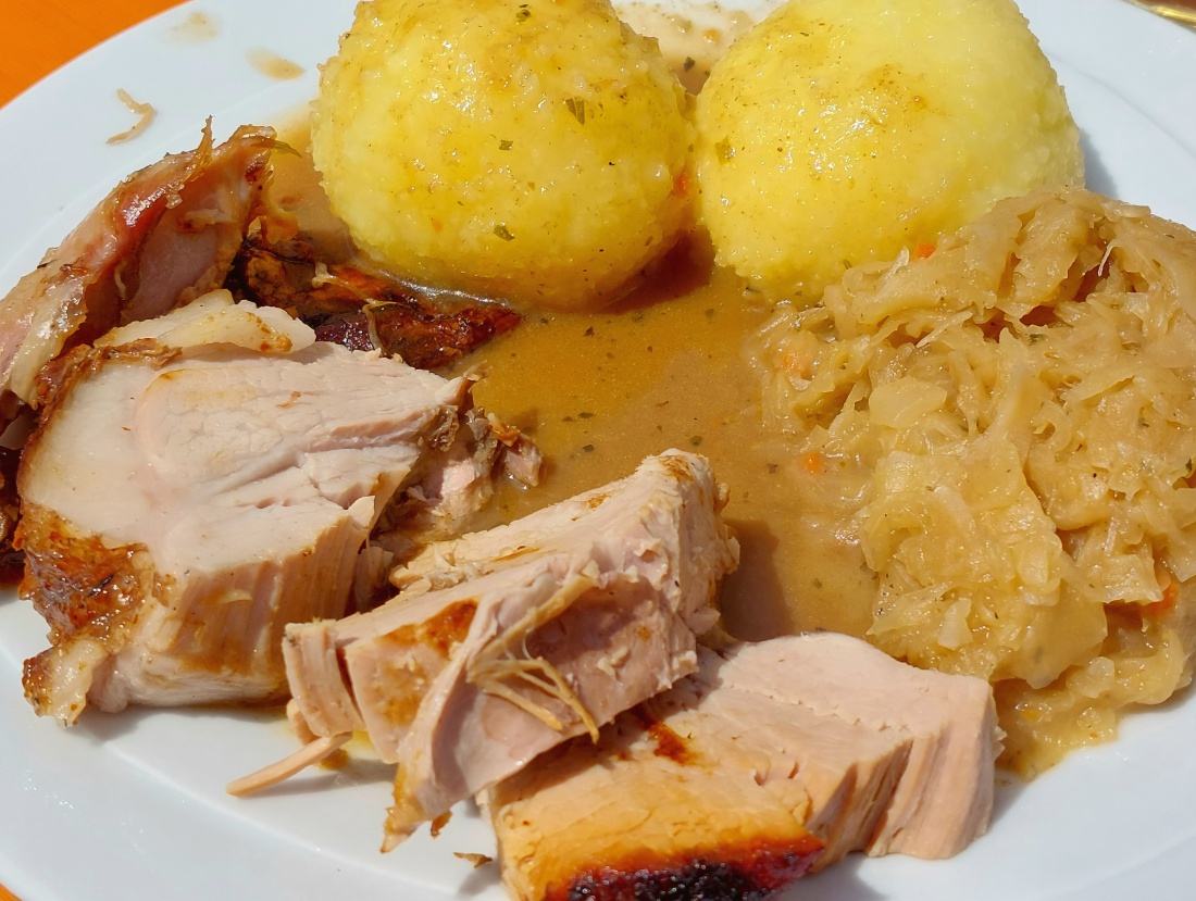 Foto: Martin Zehrer - Sau am Spieß mit Spoutzn und Kraut.. Leckeres Mittagessen in Hermannsreuth.  