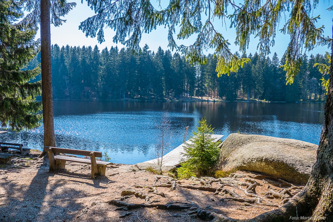 Foto: Martin Zehrer - Traumhafter Frühlingstag: Die Sonne wärmte doch recht grell vom Himmel, die Natur beginnt zu erwachen und das Licht bricht sich hammermäßig im Fichtelsee...<br />
<br />
15. April  