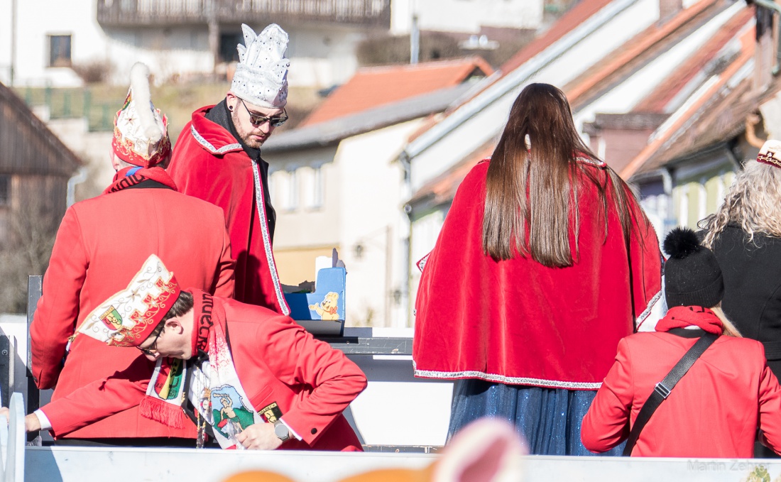 Faschingszug durch Waldeck 2026 - WCV Helau!!!

Am 15. Februar 2026 war es wieder soweit. Tausende Besucher jubelten den Narren zu, das Wetter wurde wie bestellt, wunderschön. Die Sonne strahlte und alle Menschen waren voller Faschings-Laune. WCV Helau!!!!
